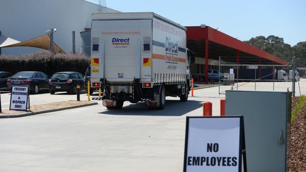 This general view shows deliver trucks outside US retailer Amazon's new 24,000-square-metre centre in Melbourne on November 23, 2017 - Sputnik International