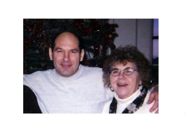 Jack Whomes, with his mother Pam, during a visit in HMP Whitemoor - Sputnik International