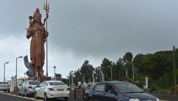 The statue of the God Shiva and its pedestal (height, 36.5 meters) at a Hindu religious complex near Lake Grand Bassin or Ganga Talao - Sputnik International