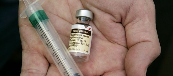 In this Monday, Aug. 28, 2006 file photo, a doctor holds the human papillomavirus vaccine Gardiasil in his hand at his Chicago office In this Monday, Aug. 28, 2006 file photo, a doctor holds the human papillomavirus vaccine Gardiasil in his hand at his Chicago office - Sputnik International