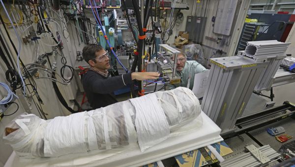 Argonne X-ray scientist Jonathan Almer, left, and Northwestern University Feinberg School of Medicine professor Stuart Stock, right, prepare to use high-energy X-ray beams to learn more about the 1,800-year-old mummified remains believed to be a 5-year-old girl in Lemont, Ill - Sputnik International