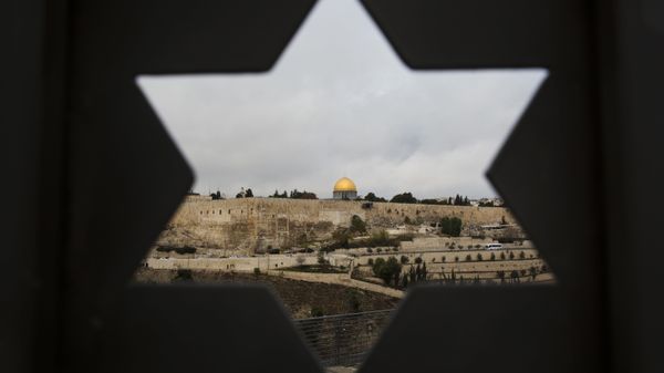 Jerusalem Old City is seen trough a door with the shape of star of David, in Jerusalem, Wednesday, Dec. 6, 2017.  - Sputnik International