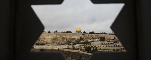 Jerusalem Old City is seen trough a door with the shape of star of David, in Jerusalem, Wednesday, Dec. 6, 2017. - Sputnik International