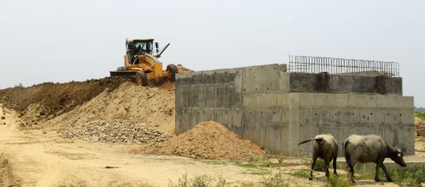 In this photograph taken on June 14, 2017, Indian labourers work at the construction area of the new railway in Janakpur, some 300km south of Kathmandu In this photograph taken on June 14, 2017, Indian labourers work at the construction area of the new railway in Janakpur, some 300km south of Kathmandu - Sputnik International