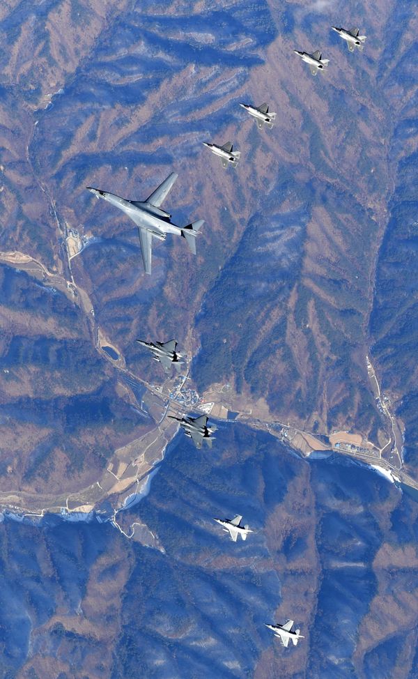 In this photo provided by South Korea Defense Ministry, U.S. Air Force B-1B bomber, center, flies over the Korean Peninsula with South Korean fighter jets F-16, F-15K and U.S. fighter jets F-35A, F35B during their combined aerial exercise Wednesday, Dec. 6, 2017 - Sputnik International