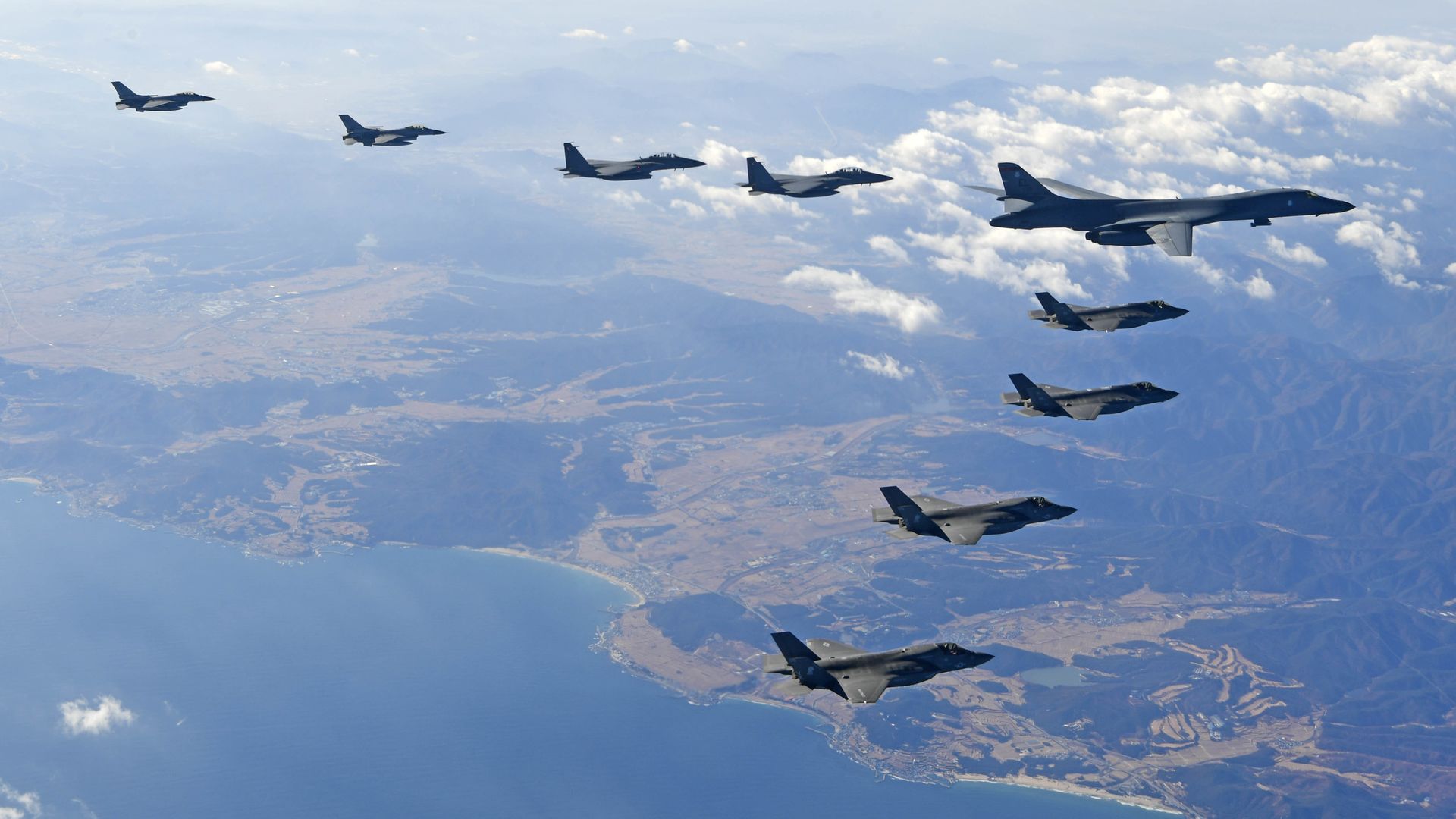 In this photo provided by South Korea Defense Ministry, U.S. Air Force B-1B bomber, right top, flies over the Korean Peninsula with South Korean fighter jets and U.S. fighter jets during the combined aerial exercise, South Korea, Wednesday, Dec. 6, 2017 In this photo provided by South Korea Defense Ministry, U.S. Air Force B-1B bomber, right top, flies over the Korean Peninsula with South Korean fighter jets and U.S. fighter jets during the combined aerial exercise, South Korea, Wednesday, Dec. 6, 2017 - Sputnik International, 1920, 31.01.2023