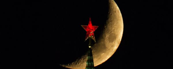 The Moon over the Moscow Kremlin's Spasskaya (Savior) Tower - Sputnik International
