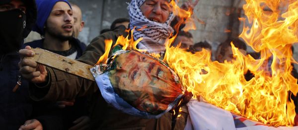 Palestinian protestors burn an effigy of US President Donald Trump following his decision to recognise Jerusalem as the capital of Israel, in the West Bank city of Nablus, on December 7, 2017 - Sputnik International