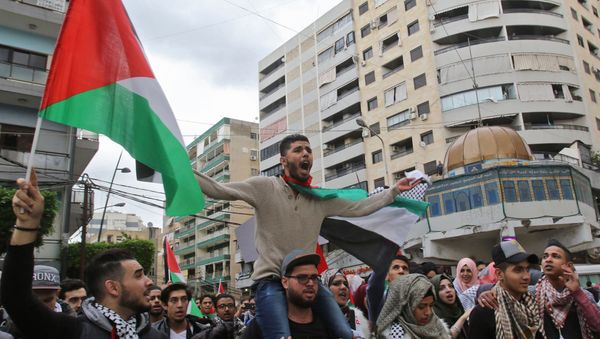 Palestinian students waving the national Palestinian flag and a model of Jerusalem's Dome of the Rock mosque protest in the streets of the southern Lebanese port city of Sidon on December 7, 2017 against US President Donald Trump's recognition of Jerusalem as Israel's capital - Sputnik International
