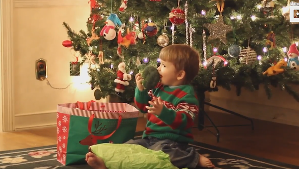 ‘Tis the Season: Toddler Delighted by Presents of Produce - Sputnik International