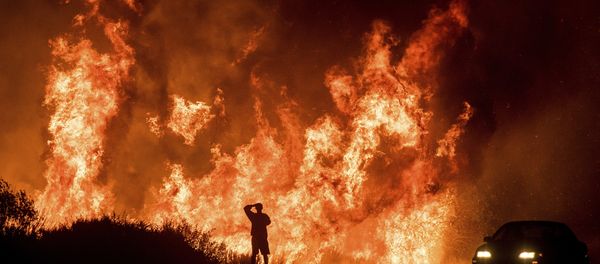 A motorists on Highway 101 watches flames from the Thomas fire leap above the roadway north of Ventura, Calif., on Wednesday, Dec. 6, 2017. - Sputnik International