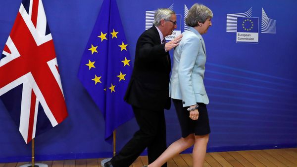 Britain's Prime Minister Theresa May is welcomed by European Commission President Jean-Claude Juncker at the EC headquarters in Brussels, Belgium December 8, 2017 Britain's Prime Minister Theresa May is welcomed by European Commission President Jean-Claude Juncker at the EC headquarters in Brussels, Belgium December 8, 2017 - Sputnik International
