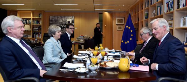 (L to R) Britain's Secretary of State for Exiting the European Union David Davis, Britain's Prime Minister Theresa May, European Commission President Jean-Claude Juncker and European Union's chief Brexit negotiator Michel Barnier meet at the European Commission in Brussels, Belgium, December 8, 2017 (L to R) Britain's Secretary of State for Exiting the European Union David Davis, Britain's Prime Minister Theresa May, European Commission President Jean-Claude Juncker and European Union's chief Brexit negotiator Michel Barnier meet at the European Commission in Brussels, Belgium, December 8, 2017 - Sputnik International