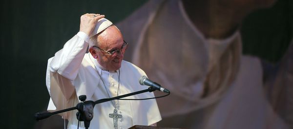 Pope Francis fixes his cap as he gives his speech during a meeting with young people at Notre Dame College in Dhaka, Bangladesh, Saturday, Dec. 2, 2017. - Sputnik International