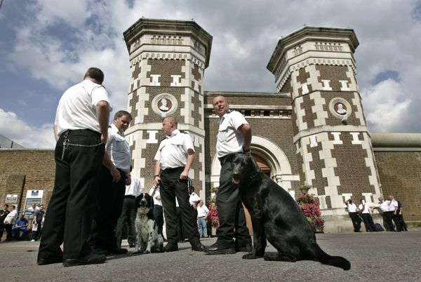 Staff strike outside the main gate of the Wormwood Scrubs prison in west London Staff strike outside the main gate of the Wormwood Scrubs prison in west London - Sputnik International