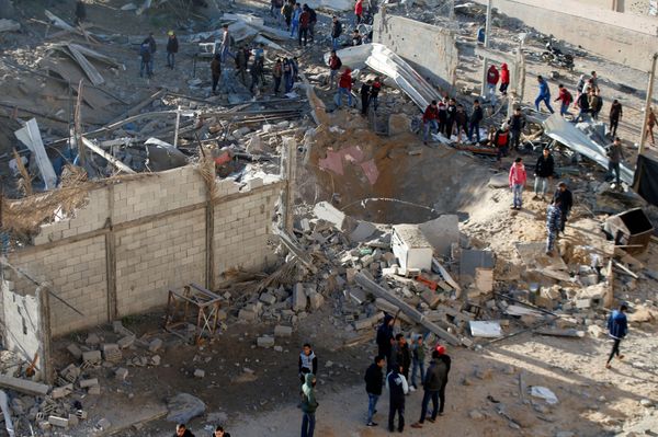 Palestinians gather around a militant target that was hit in an Israeli airstrike in the northern Gaza Strip December 9, 2017 Palestinians gather around a militant target that was hit in an Israeli airstrike in the northern Gaza Strip December 9, 2017 - Sputnik International