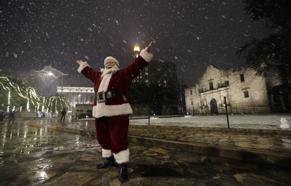 Dressed as Santa Claus, Eldon Hansen stands in front of the Alamo as snow falls in downtown San Antonio, Thursday, Dec. 7, 2017 Dressed as Santa Claus, Eldon Hansen stands in front of the Alamo as snow falls in downtown San Antonio, Thursday, Dec. 7, 2017 - Sputnik International