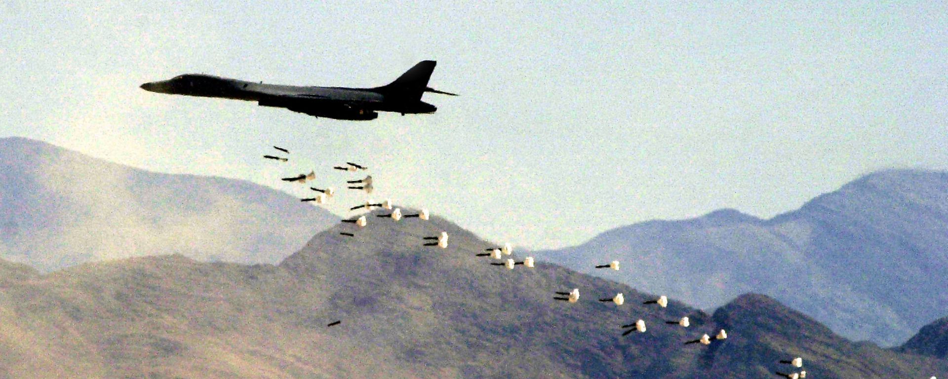 A B1-B bomber drops live bombs at the Nevada Test and Training Range A B1-B bomber drops live bombs at the Nevada Test and Training Range - Sputnik International, 1920, 03.09.2020