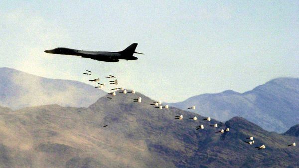 A B1-B bomber drops live bombs at the Nevada Test and Training Range - Sputnik International