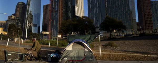 A homeless man, who declined to give his name, is dwarfed by skyscrapers Monday, Dec. 4, 2017, in Los Angeles. The U.S. Department on Housing and Urban Development release of the 2017 homeless numbers are expected to show a dramatic increase in the number of people lacking shelter along the West Coast. A homeless man, who declined to give his name, is dwarfed by skyscrapers Monday, Dec. 4, 2017, in Los Angeles. The U.S. Department on Housing and Urban Development release of the 2017 homeless numbers are expected to show a dramatic increase in the number of people lacking shelter along the West Coast. - Sputnik International