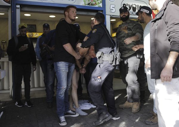 Israeli police officers hold a suspect at the scene of a stabbing attack in Jerusalem, Sunday, Dec. 10, 2017 Israeli police officers hold a suspect at the scene of a stabbing attack in Jerusalem, Sunday, Dec. 10, 2017 - Sputnik International