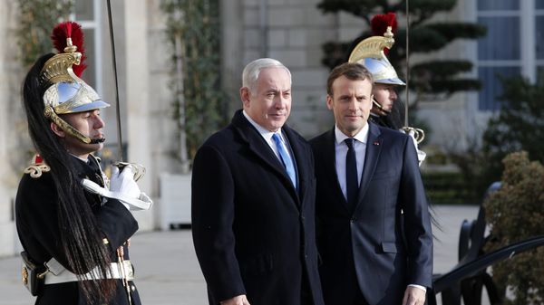 French President Emmanuel Macron, right, greets Israeli Prime Minister Benjamin Netanyahu before a meeting at the Elysee Palace in Paris, Sunday, Dec.10, 2017 - Sputnik International
