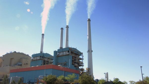 smoke rises from the Colstrip Steam Electric Station, a coal burning power plant in Colstrip, Mont. - Sputnik International