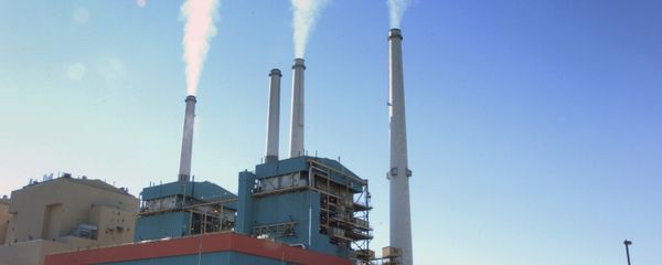 smoke rises from the Colstrip Steam Electric Station, a coal burning power plant in Colstrip, Mont. - Sputnik International