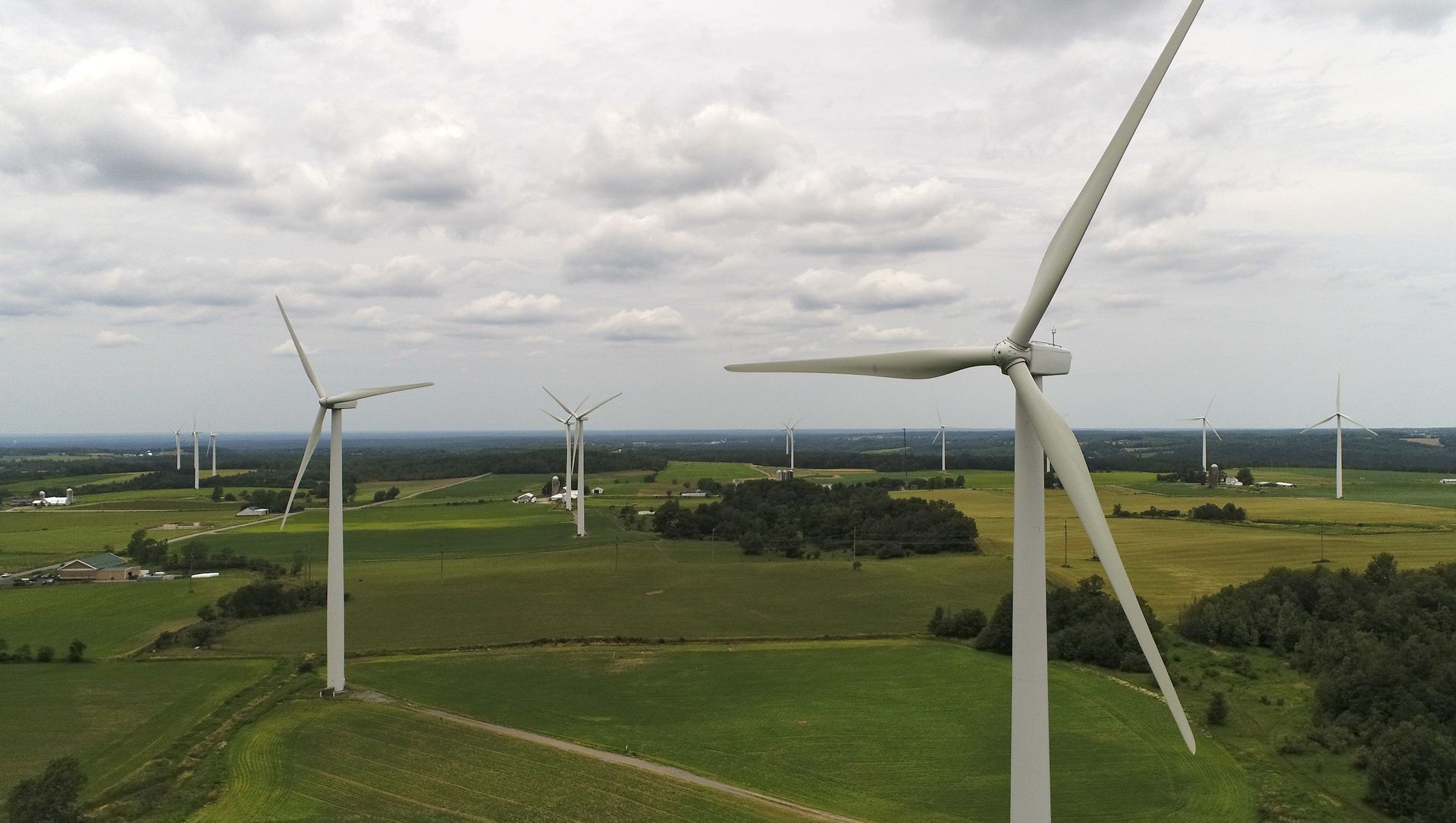 Wind turbines slowly spin in the wind at the High Sheldon Wind Farm,10 July 2017, in Sheldon, N.Y. Wind turbines slowly spin in the wind at the High Sheldon Wind Farm,10 July 2017, in Sheldon, N.Y. - Sputnik International, 1920, 13.04.2021
