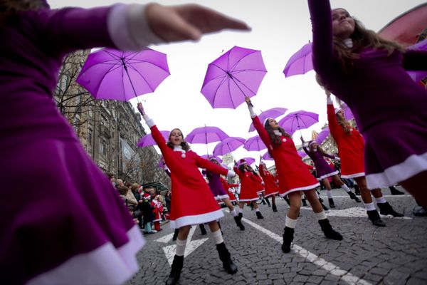 Ho-Ho-Hot! Ladies From Around the World Grace Santa Claus Costumes - Sputnik International