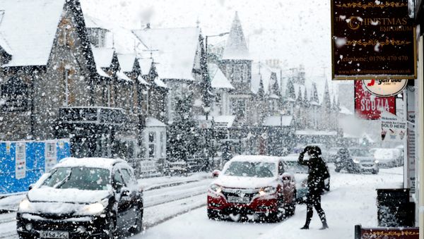 A pedestrian walks carefully through the snow during a snowfall in Pitlochry, Scotland Novermber 24, 2017. - Sputnik International