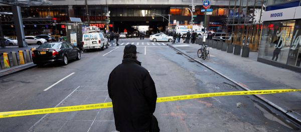 A passer-by looks over the police tape outside the New York Port Authority Bus Terminal in New York City, U.S. December 11, 2017 after reports of an explosion - Sputnik International