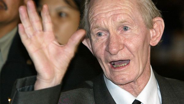 Former U.S. soldier Charles Robert Jenkins waves upon arriving at a Jakarta hotel from North Korea in this July 9, 2004 file photo - Sputnik International