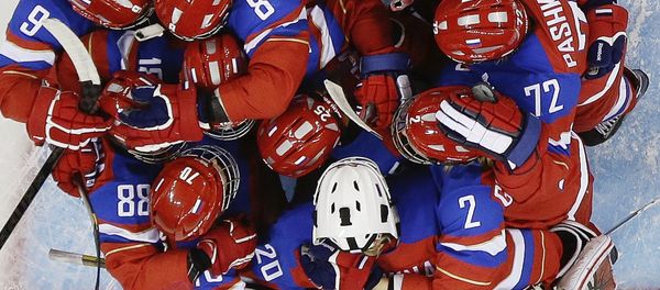 Members of Team Russia hug after defeating Japan 6-3 during the 2014 Winter Olympics women's ice hockey game at Shayba Arena Sunday, Feb. 16, 2014, in Sochi, Russia - Sputnik International