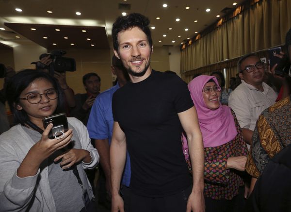 Telegram co-founder Pavel Durov, center, smiles as he leaves after a press conference following his meeting with Indonesian Communication and Information Minister Rudiantara in Jakarta, Indonesia Tuesday, Aug. 1, 2017 - Sputnik International