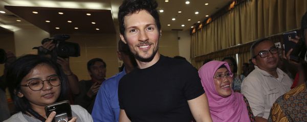 Telegram co-founder Pavel Durov, center, smiles as he leaves after a press conference following his meeting with Indonesian Communication and Information Minister Rudiantara in Jakarta, Indonesia Tuesday, Aug. 1, 2017 Telegram co-founder Pavel Durov, center, smiles as he leaves after a press conference following his meeting with Indonesian Communication and Information Minister Rudiantara in Jakarta, Indonesia Tuesday, Aug. 1, 2017 - Sputnik International