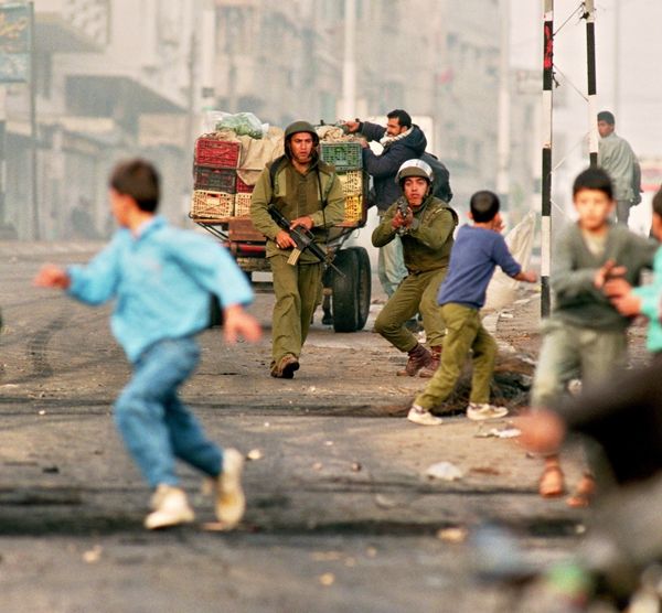 Palestinian youngsters flee Israeli soldiers during riots 26 November 1993 in Gaza City - Sputnik International