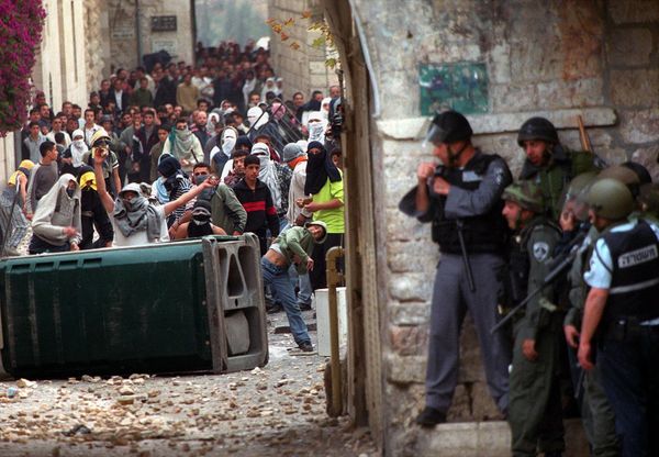 Israeli borderguards take cover from Palestinian stone-throwers in Jerusalem's Old City outside the al-Aqsa mosque compound 08 December 2000, as clashes erupted following the second Friday noon prayer in the holy month of the Ramada - Sputnik International