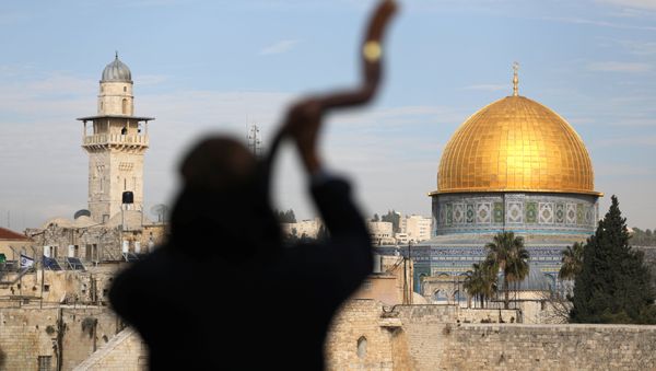 A man is silhouetted while he blows a Shofar, a ram horn, as the Dome of the Rock (R), located in Jerusalem's Old City on the compound known to Muslims as Noble Sanctuary and to Jews as Temple Mount, is seen in the background December 10, 2017 A man is silhouetted while he blows a Shofar, a ram horn, as the Dome of the Rock (R), located in Jerusalem's Old City on the compound known to Muslims as Noble Sanctuary and to Jews as Temple Mount, is seen in the background December 10, 2017 - Sputnik International