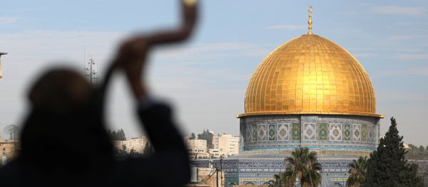 A man is silhouetted while he blows a Shofar, a ram horn, as the Dome of the Rock (R), located in Jerusalem's Old City on the compound known to Muslims as Noble Sanctuary and to Jews as Temple Mount, is seen in the background December 10, 2017 A man is silhouetted while he blows a Shofar, a ram horn, as the Dome of the Rock (R), located in Jerusalem's Old City on the compound known to Muslims as Noble Sanctuary and to Jews as Temple Mount, is seen in the background December 10, 2017 - Sputnik International