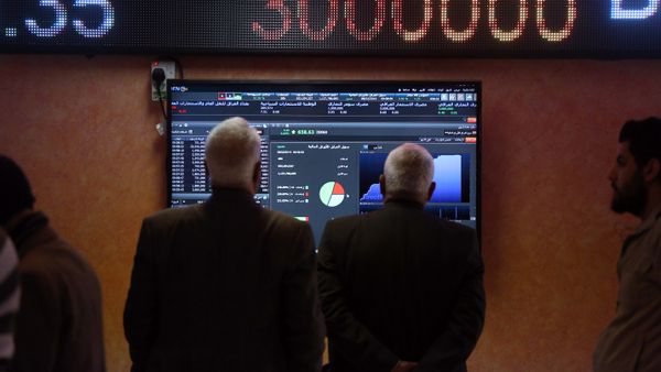 In this Monday, Feb. 8, 2016 photo, Iraqi stock traders watch the sales screen at the Baghdad Stock Exchange, in Baghdad, Iraq. Plunging oil prices have pitched Iraq into a severe financial crisis as it struggles to combat the Islamic State group, play host to millions of refugees and rebuild cities and towns ravaged by war - Sputnik International