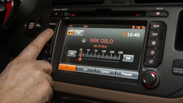 A man looks for a radio station inside a car in Oslo on January 10, 2017 - Sputnik International