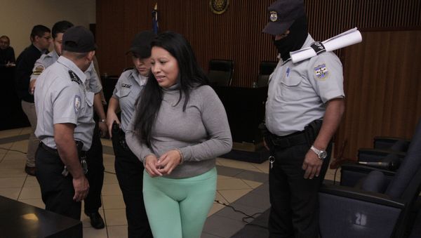 Salvadoran Teodora Vasquez, found guilty of what the court said was an illegal abortion via a miscarriage, arrives in a courtroom to appeal her 30-year prison sentence, in San Salvador, El Salvador Salvadoran Teodora Vasquez, found guilty of what the court said was an illegal abortion via a miscarriage, arrives in a courtroom to appeal her 30-year prison sentence, in San Salvador, El Salvador - Sputnik International