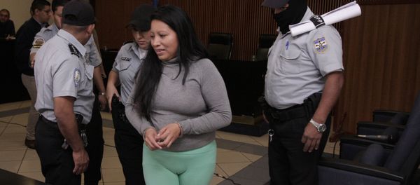 Salvadoran Teodora Vasquez, found guilty of what the court said was an illegal abortion via a miscarriage, arrives in a courtroom to appeal her 30-year prison sentence, in San Salvador, El Salvador - Sputnik International