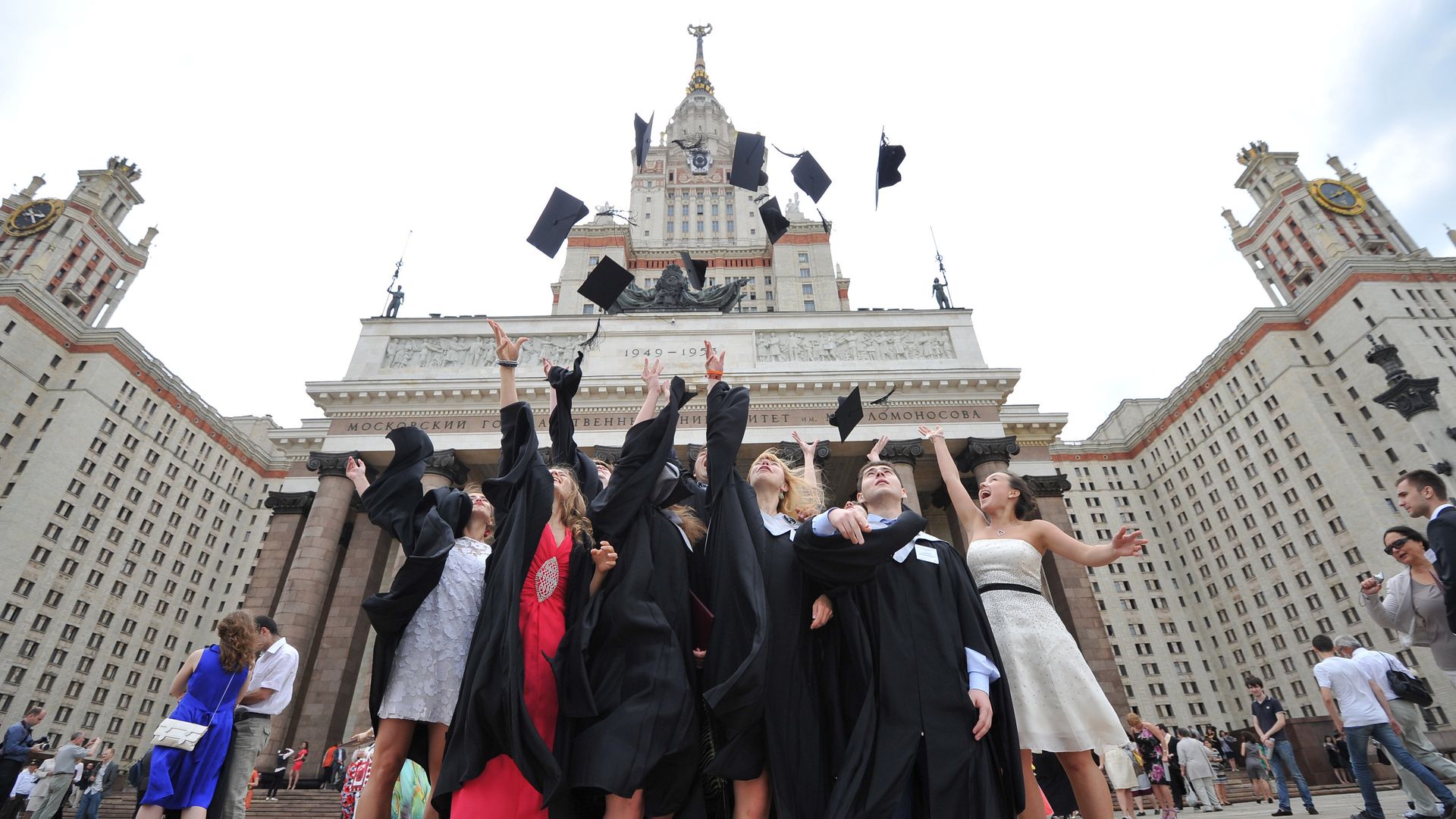 Class of 2012 university graduates after the ceremony presenting diplomas with honors in the Main Building at M.V. Lomonosov Moscow State University. (File) Class of 2012 university graduates after the ceremony presenting diplomas with honors in the Main Building at M.V. Lomonosov Moscow State University. (File) - Sputnik International, 1920, 25.01.2025