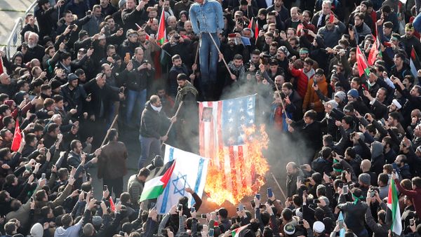 Demonstrators set U.S. and Israeli flags on fire during a protest against U.S. President Donald Trump's recognition of Jerusalem as Israel's capital, in Istanbul, Turkey December 10, 2017 - Sputnik International