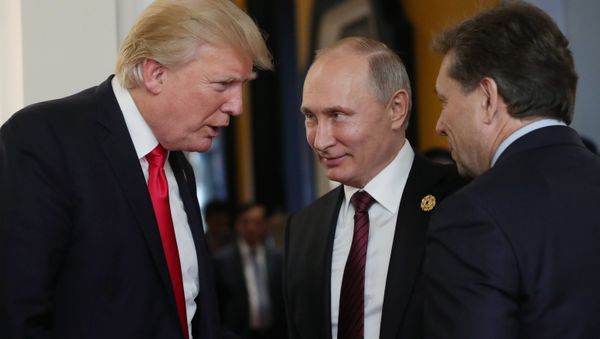 Russian President Vladimir Putin and US President Donald Trump, left, are seen here during a break in a working session at the Asia-Pacific Economic Cooperation Economic Leaders' Meeting - Sputnik International