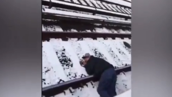 NYC commuters band together to rescue unconscious man from train tracks in Flatbush, Brooklyn - Sputnik International