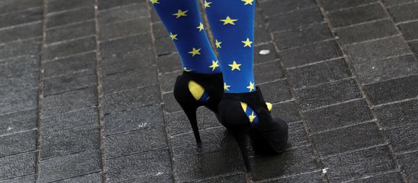 An anti-Brexit protester wears EU flag inspired socks outside the Houses of Parliament in London, Britain, December 13, 2017 - Sputnik International