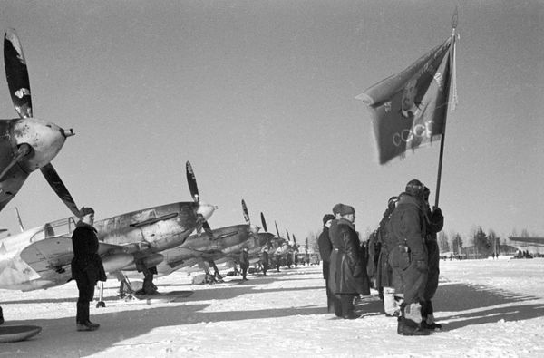 A guards banner handed to the 3rd fighter regiment - Sputnik International